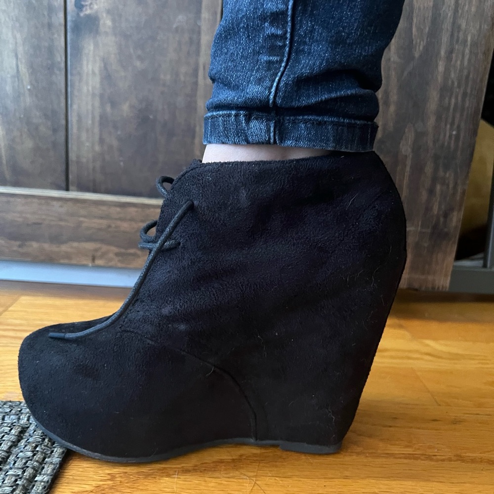 Breckelles faux suede wedges size 7